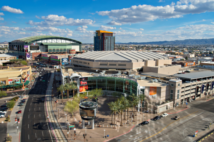 Sky Harbor Airport counts with three runways.